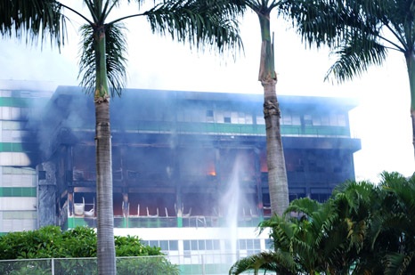 Việc cứu hỏa gặp nhiều khó khăn vì bên trong công ty chứa nhiều mồi ngon của lửa