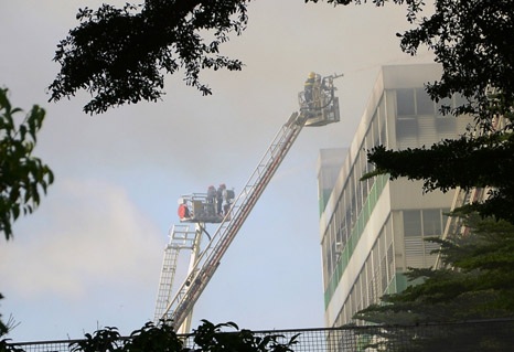 Lực lượng chữa cháy dùng xe thang tiếp cận hiện trường