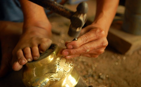 Chiếc lư đồng được thổi hồn qua bàn tay khéo léo của những người thợ