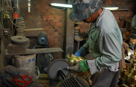 Nghề đúc lư đồng trăm năm giữa Sài Gòn - 6 Công đoạn mài