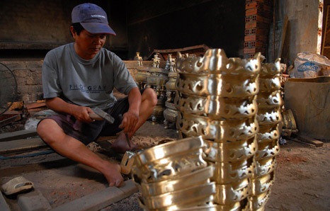 Khâu trang trí cho lư đồng đòi hỏi sự tỷ mỷ, công phu