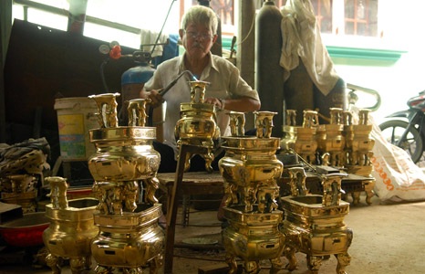 Khâu trang trí cho lư đồng đòi hỏi sự tỷ mỷ, công phu