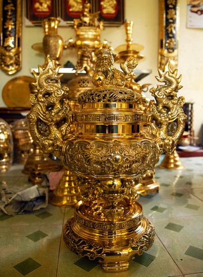 Nghề đúc lư đồng trăm năm giữa Sài Gòn - 9 Những bộ lư đồng thành phẩm ra lò