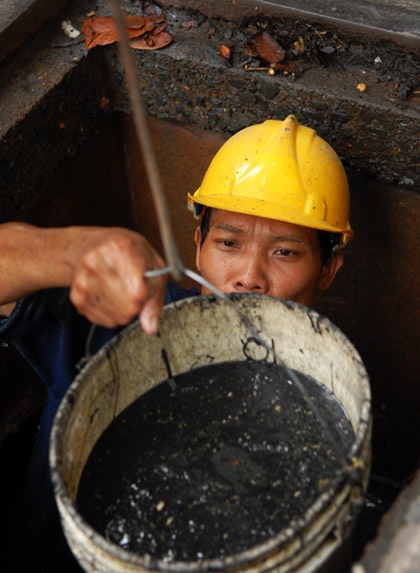 Những xô nước cống kinh tởm được chuyển lên