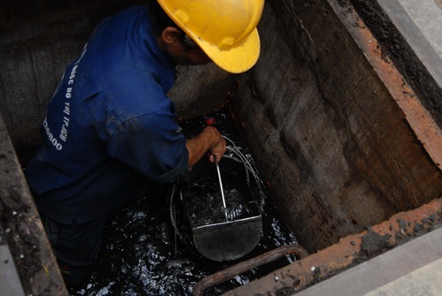Công nhân ngâm mình dưới cống