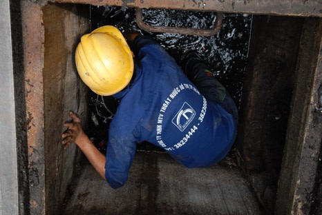 Công nhân ngâm mình dưới cống