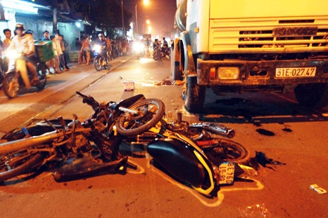 Xe biển xanh mất lái, chui tọt vào nhà dân - 2 Hiện trường vụ tai nạn