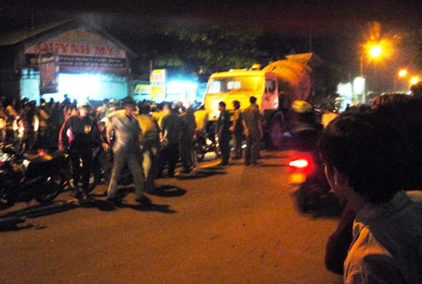 Xe biển xanh mất lái, chui tọt vào nhà dân - 3 Rất đông người dân vây quanh hiện trường vụ tai nạn