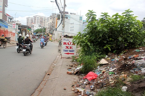 Phát hiện xác thai nhi cạnh bãi đất trống - 1 Khu vực thai nhi bị bỏ rơi.