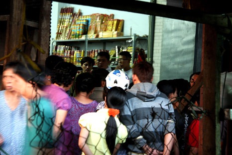 Người dân vây kín căn nhà phát hiện xác chết