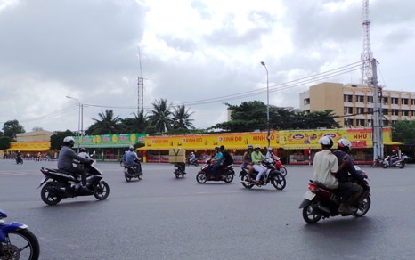 Một dãy sạp bán bánh trung thu mọc lên trên đường Thành Thái (Q.10)