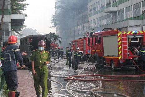 840 người, 70 xe cứu hỏa "chiến đấu" với vụ cháy kinh hoàng - 2 70 xe nước, xe thang cùng 840 người được huy động dập lửa