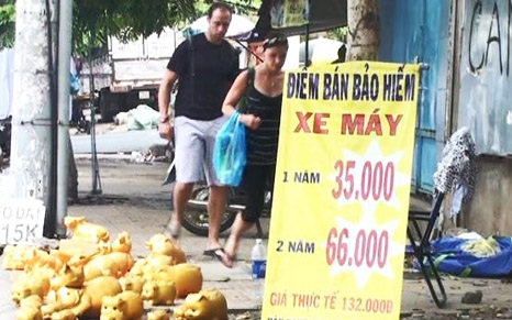 Bảo hiểm xe máy “giá bèo” bán đầy đường - 2 Không thiếu những điểm bán bảo hiểm xe máy như thế này trên vỉa hè tại TP.HCM