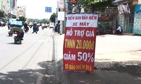 Bảo hiểm xe máy “giá bèo” bán đầy đường - 3 Không thiếu những điểm bán bảo hiểm xe máy như thế này trên vỉa hè tại TP.HCM