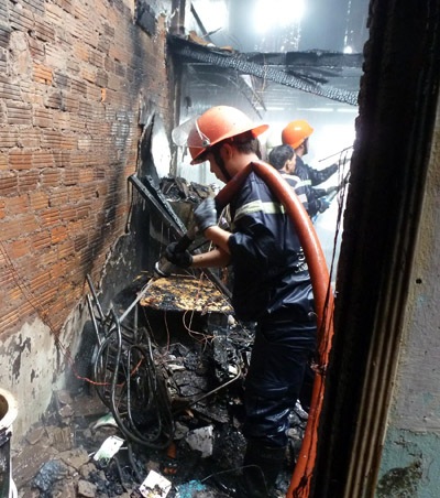 “Bà hỏa” viếng thăm, cả khu chung cư náo loạn - 2 Nhiều tải sản bên trong căn hộ 425 bị thiêu rụi