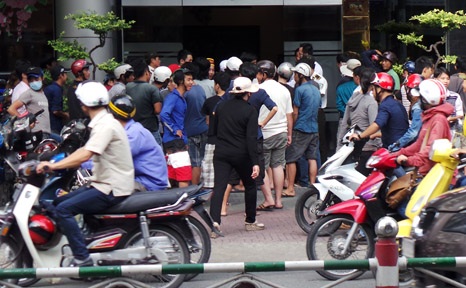 Khiếp sợ cảnh hàng chục thanh niên tranh nhau cướp đồ cúng cô hồn - 1 Đám đông tập trung giật đồ cúng cô hồn trước một khách sạn trên đường Lý Thường Kiệt