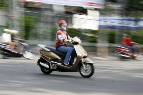 “Con mồi” bọn lừa đảo nhắm đến để diễn trò “đánh rơi vàng” thường là phụ nữ, đi xe đẹp, có tài sản