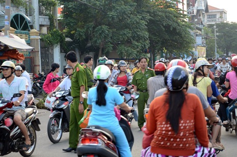 Hình ảnh khói lửa bủa vây Công ty Pou Yuen Việt Nam - 9 Công an địa phương tham gia điều tiết giao thông
