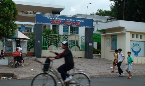 Truy tìm "sát thủ" cắt cổ 2 phụ huynh đang đón con trước cổng trường - 1 Cổng trường nơi hai phụ huynh bị cắt cổ khi chờ đón con