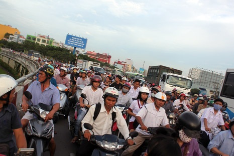 Xe tải bốc cháy sau vụ tai nạn liên hoàn giữa 5 xe ô tô - 2 Vụ tai nạn liên hoàn làm ảnh hưởng đến giao thông ở nhiều tuyến đường