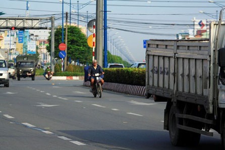 Hàng lậu ồ ạt tuồn vào TPHCM qua biên giới Tây Nam - 2 Các “nài xe” chở thuốc lá lậu phóng bạt mạng trên đường Trường Chinh (quận 12)