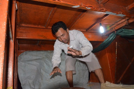 Ông Lê Thanh Hùng, tài công xà lan diễn tả lại khoảnh khắc chiếc tàu đâm vào làm chìm xà lan