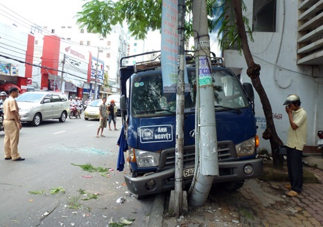 Xe tải mất phanh đâm gãy cột điện - 1 Hiện trường vụ tai nạn