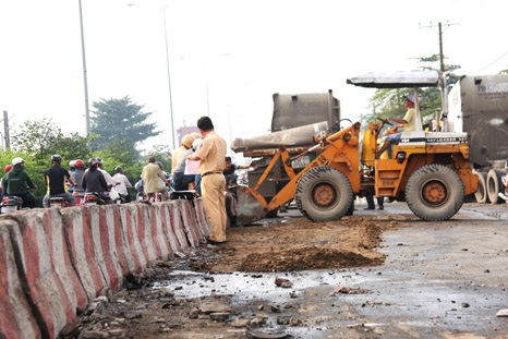 Lật xe container, tài xế và phụ xe kẹt cứng trong cabin - 1 Hiện trường vụ lật xe container