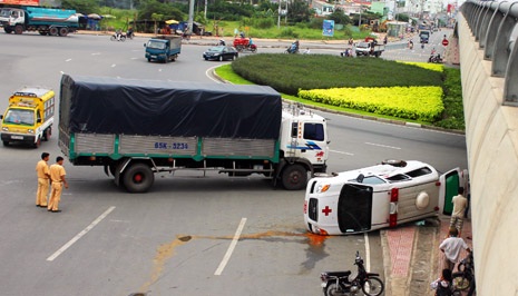 Xe tải tông lật xe cứu thương, hai người nguy kịch - 1 Hiện trường vụ tai nạn