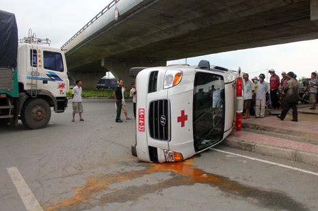 Xe tải tông lật xe cứu thương, hai người nguy kịch - 2 Hai người trên xe cứu thương bị thương nặng phải đưa vào bệnh viện cấp cứu