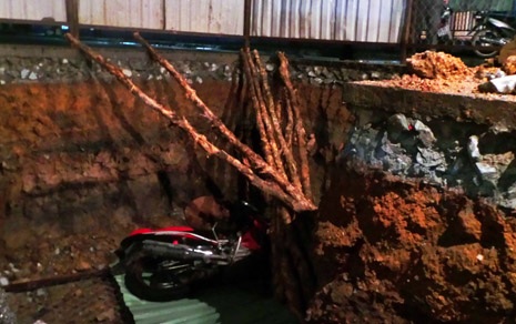 Người và xe rơi thẳng xuống hố, nam thanh niên suýt chết - 3 Rất may không có thương tích nghiêm trọng về người