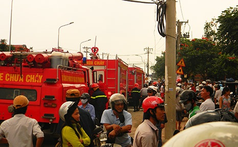 May mắn các công nhân kịp thời chạy ra ngoài nên thoát nạn