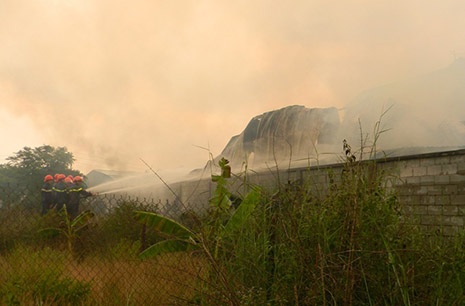Lực lượng cứu hoả nỗ lực dập lửa nhưng do nhà xưởng chứa nhiều mồi ngon cửa lửa nên bất thành.
