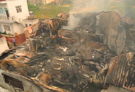 Khu nhà xưởng bị đổ sập sau vụ cháy