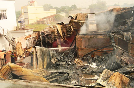 Xưởng sơn bị thiêu rụi, đánh sập sau vụ cháy