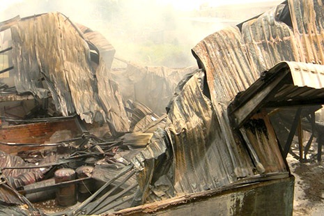 Khu nhà xưởng bị đổ sập sau vụ cháy