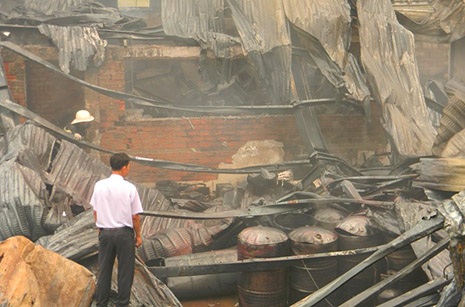 Lực lượng cứu hoả nỗ lực dập lửa nhưng do nhà xưởng chứa nhiều mồi ngon cửa lửa nên bất thành.