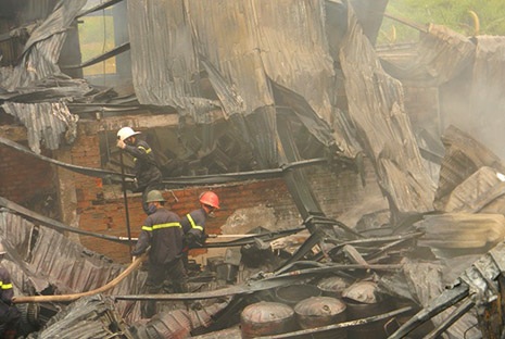 Lực lượng cứu hoả nỗ lực dập lửa nhưng do nhà xưởng chứa nhiều mồi ngon cửa lửa nên bất thành.