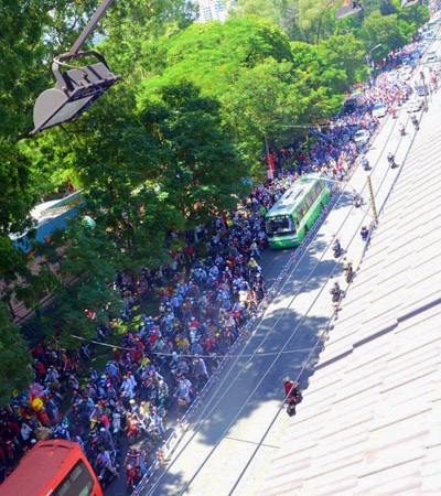 Dòng xe ùn tắc trên đường Nguyễn Thị Minh Khai