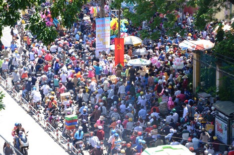 Hàng trăm người chờ mua vé trước Thảo Cầm Viên