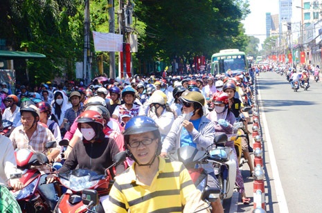Dòng xe ùn tắc trên đường Nguyễn Thị Minh Khai