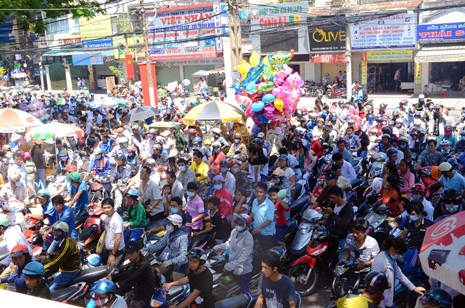 Khách tham kham chờ mua vé vào Thảo Cầm Viên