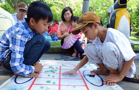 Trẻ em được bố mẹ cho đi chơi ngày lễ