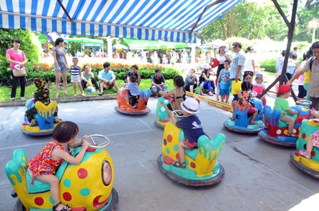 Trẻ em được bố mẹ cho đi chơi ngày lễ