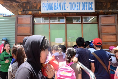 Khách tham kham chờ mua vé vào Thảo Cầm Viên