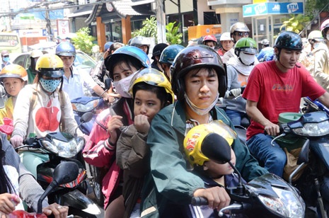 Trời nắng nóng, ngột ngạt khiến nhiều gia đình mệt mỏi khi đi chơi lễ