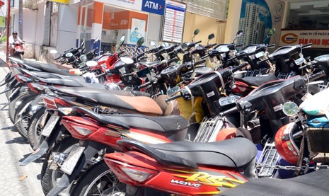 Một điểm giữ xe tự phát chặt chém trên đường Nguyễn Thị Minh Khai (Q.1)