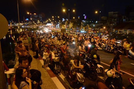 Người dân thành phố chờ đợi màn bắn pháo hoa