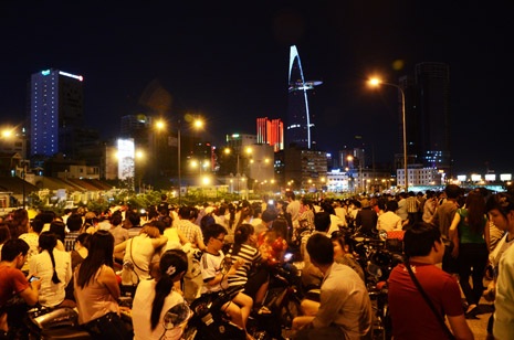 Người dân thành phố chờ đợi màn bắn pháo hoa