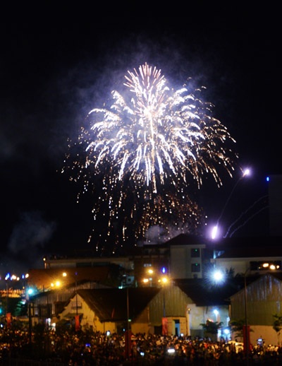 Đúng 21h tối 2/9 những chùm pháo hoa đầu tiên tung nổ rực rỡ trên bầu trời